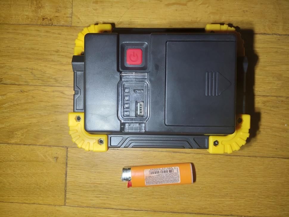 Аккумуляторный прожектор с аккумуляторами