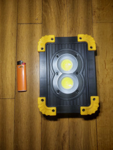 Аккумуляторный прожектор с аккумуляторами