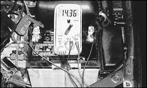 Как влияют неисправности электрооборудования машины на состояние уровня заряда батареи?